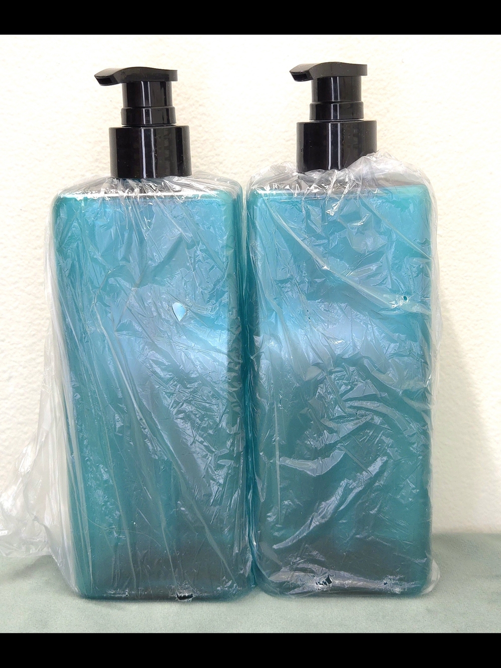 Teal plastic pump lotion shsmpoo conditioner soap bottles set (2)